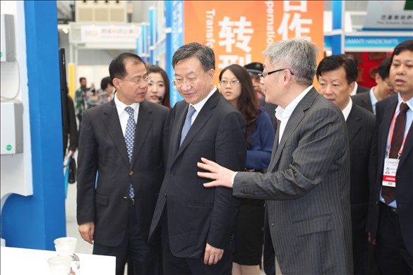中国贸促会会长姜增伟一行莅临hjc黄金城外经公司尼项目展位参观指导