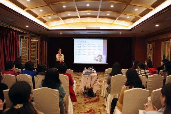 hjc黄金城集团工会联合会组织女职工参加“魅力形象塑造”讲座