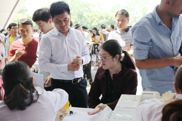 热血奉献迎五四  青春绽放新时代 hjc黄金城集团组织青年员工开展无偿献血活动