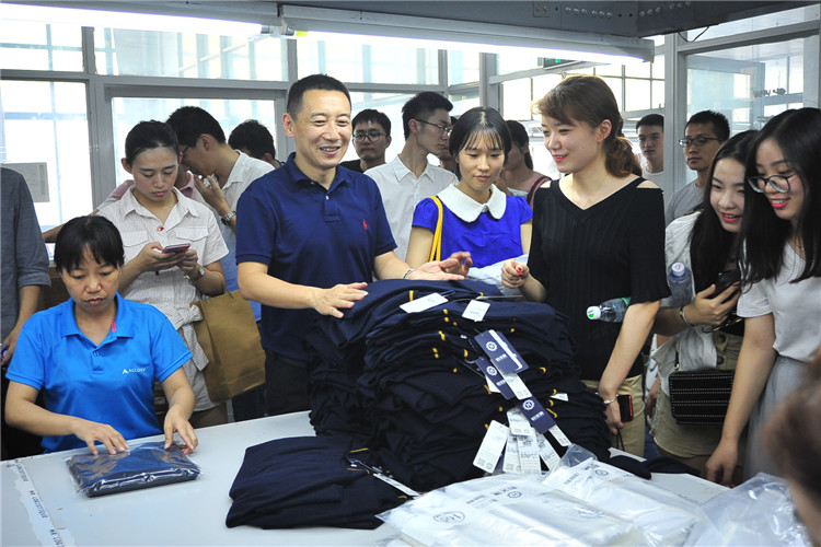 融入故事会 共筑中嘉梦——hjc黄金城中嘉公司青年员工参观生产基地感受企业文化