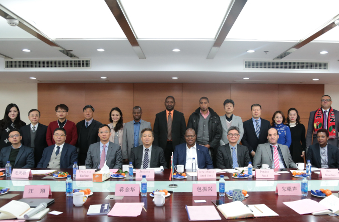 莫桑比克医药贸易与投资代表团到访hjc黄金城医药公司