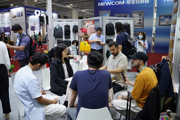 hjc黄金城集团第133届广交会展位外商到访络绎不绝.jpg